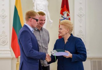 LR Prezidentūroje apdovanoti LAB skaitytojai, geriausiai atsakę į Konstitucijos egzamino klausimus