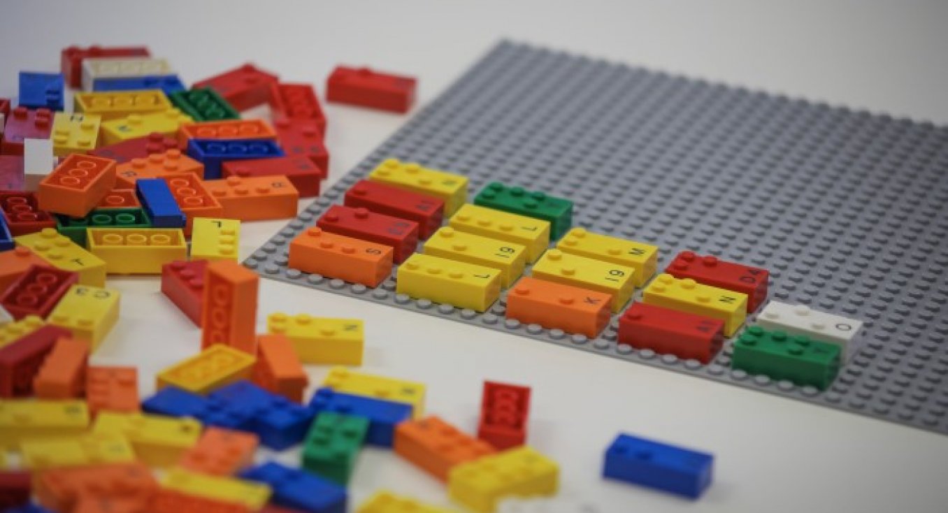 LEGO žaidimai su Brailio raštu